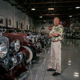 Autosammler Aaron Weiss vor seinen 16-Zylindern