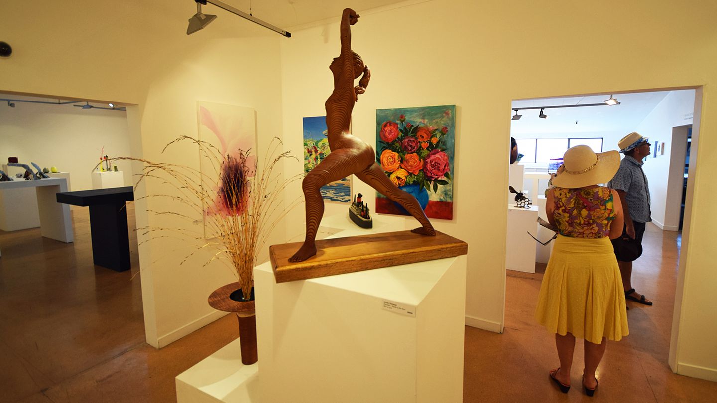 Neuseelands Trauminsel : Neben der Natur werden die Besucher auch von den vielen Kunstgalerien, Handwerksbetrieben und Art Events angezogen: Die Waiheke Community Art Gallery zeigt zum Beispiel Werke von 35 Künstlern, die sich in ihren Ateliers auch über Gäste freuen. Neben der Natur werden die Besucher auch von den vielen Kunstgalerien, Handwerksbetrieben und Art Events angezogen: Die Waiheke Community Art Gallery zeigt zum Beispiel Werke von 35 Künstlern, die sich in ihren Ateliers auch über Gäste freuen.