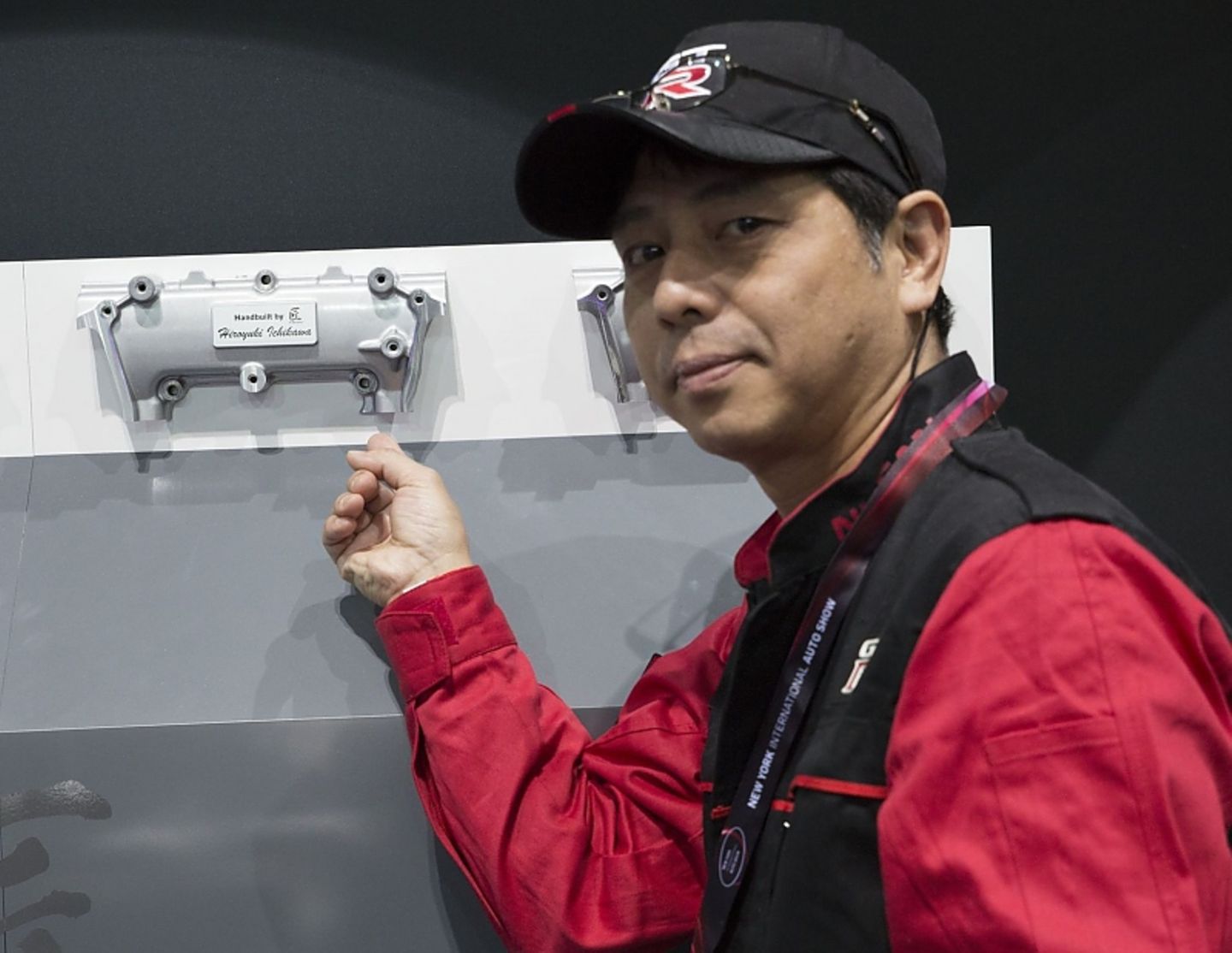Hiroyuki Ichikawa und seine Plakette.
