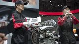 Tsunemi Ooyama und Takumi Kurosawa auf der New York Auto Show 2016.