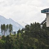 Bei der Vier-Schanzen-Tournee ist diese Bergiselschanze jedes Jahr im Fernsehen. Der 50 Meter hohe Turm für Skispringer oberhalb von Innsbruck ist ein Entwurf von Hadid und wurde 2003 eingeweiht.