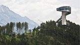 Bei der Vier-Schanzen-Tournee ist diese Bergiselschanze jedes Jahr im Fernsehen. Der 50 Meter hohe Turm für Skispringer oberhalb von Innsbruck ist ein Entwurf von Hadid und wurde 2003 eingeweiht.