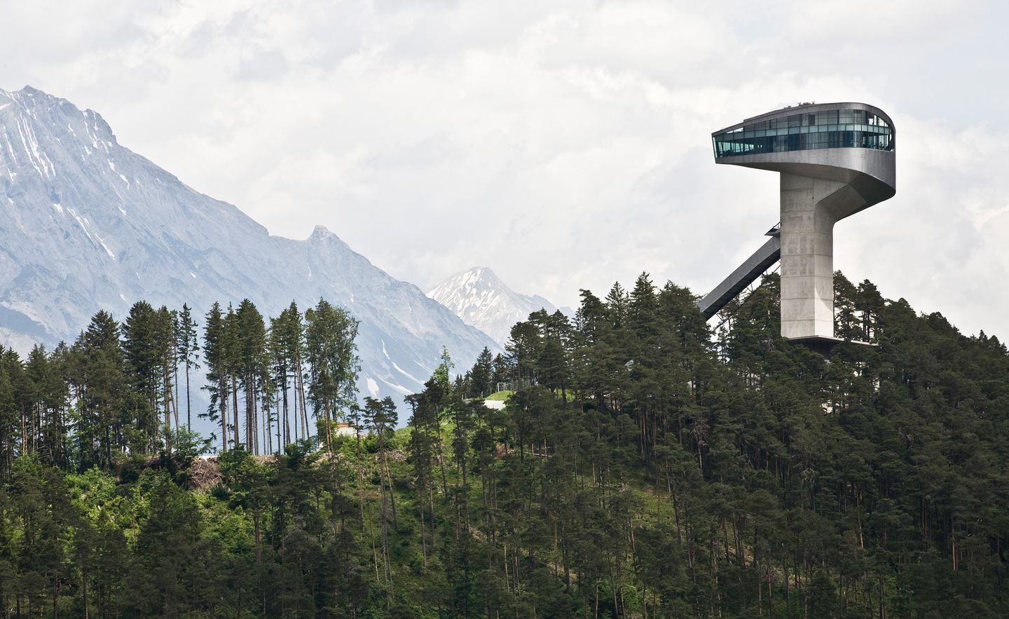 Bei der Vier-Schanzen-Tournee ist diese Bergiselschanze jedes Jahr im Fernsehen. Der 50 Meter hohe Turm für Skispringer oberhalb von Innsbruck ist ein Entwurf von Hadid und wurde 2003 eingeweiht.