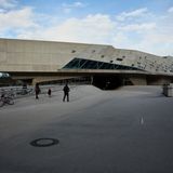 Schon ein Klassiker aus dem Jahre 2005 von Hadid steht in Wolfsburg, gleich neben der Autostadt und dem Volkswagenwerk: Das Science Center Phaeno, ein 170 Meter langer fließender-schwebender Baukörper aus Stahl und Beton.