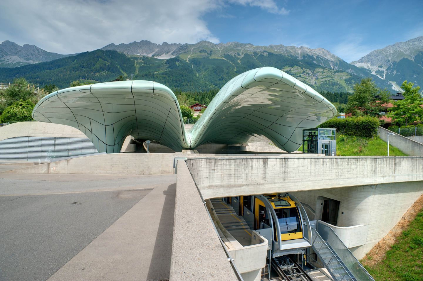 Noch ein zweiter Bau von Hadid schmückt Innsbruck: In 20 Minuten geht es mit der Nordkettenbahn vom Stadtzentrum in hochalpines Gelände