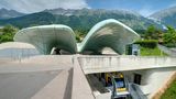 Noch ein zweiter Bau von Hadid schmückt Innsbruck: In 20 Minuten geht es mit der Nordkettenbahn vom Stadtzentrum in hochalpines Gelände