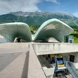 Noch ein zweiter Bau von Hadid schmückt Innsbruck: In 20 Minuten geht es mit der Nordkettenbahn vom Stadtzentrum in hochalpines Gelände