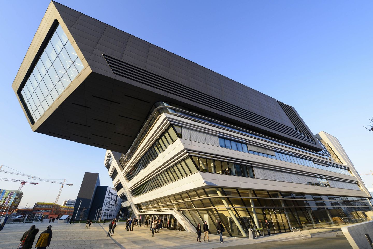 In der Leopoldstadt in Wien schuf Hadid den Campus WU, den Sitz der Wirtschaftsuniversität Wien, ein fast 500 Millionen Euro teuren Komplex, der 2013 eröffnet wurde.