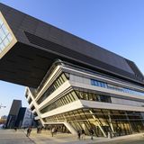 In der Leopoldstadt in Wien schuf Hadid den Campus WU, den Sitz der Wirtschaftsuniversität Wien, ein fast 500 Millionen Euro teuren Komplex, der 2013 eröffnet wurde.