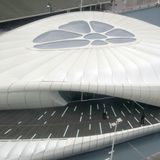 Blick von oben auf den futuristischen Ausstellungspavillon für Chanel in Hong Kong aus dem Jahre 2010