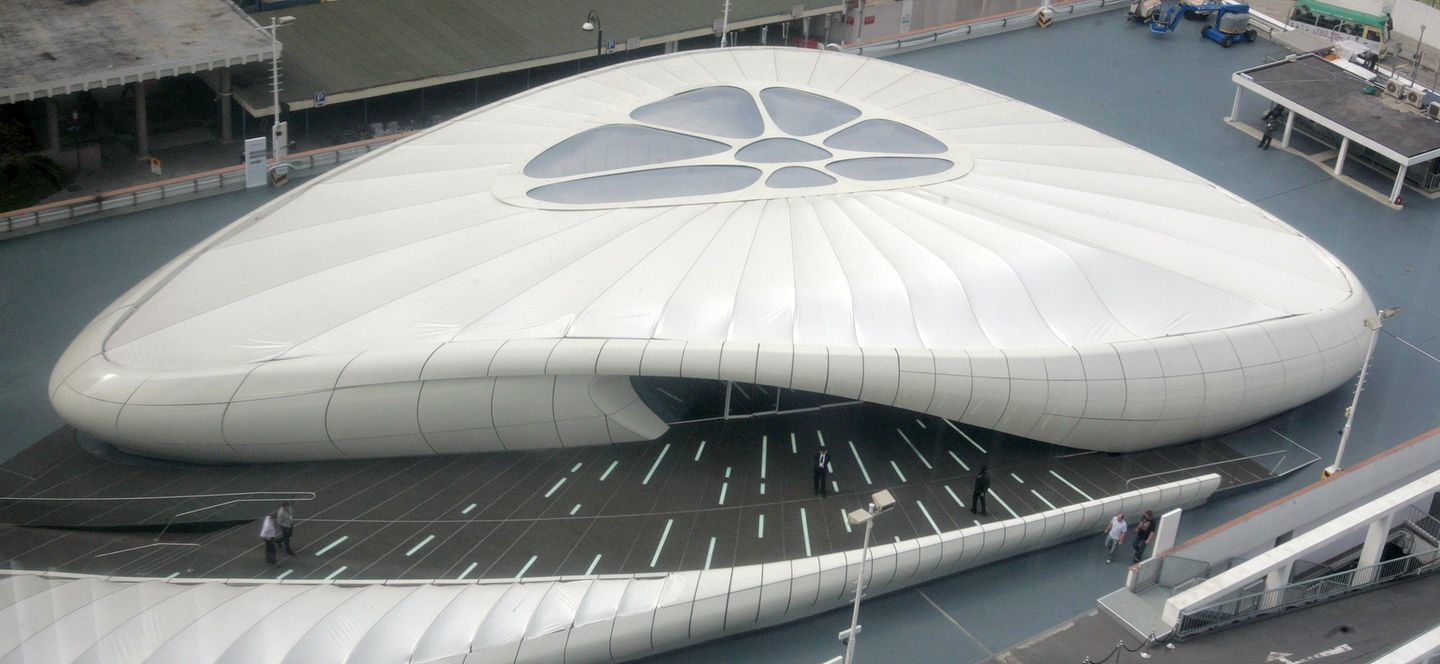 Blick von oben auf den futuristischen Ausstellungspavillon für Chanel in Hong Kong aus dem Jahre 2010