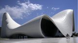 Hadid baute weltweit: Im Bild das Heydar Aliyev Center in Baku, der Hauptstadt Aserbaidschans, aus dem Jahre 2012. Unter dem wellenförmigen Dach befinden sich ein Konferenzzentrum, ein Museum und eine Galerie