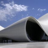 Hadid baute weltweit: Im Bild das Heydar Aliyev Center in Baku, der Hauptstadt Aserbaidschans, aus dem Jahre 2012. Unter dem wellenförmigen Dach befinden sich ein Konferenzzentrum, ein Museum und eine Galerie