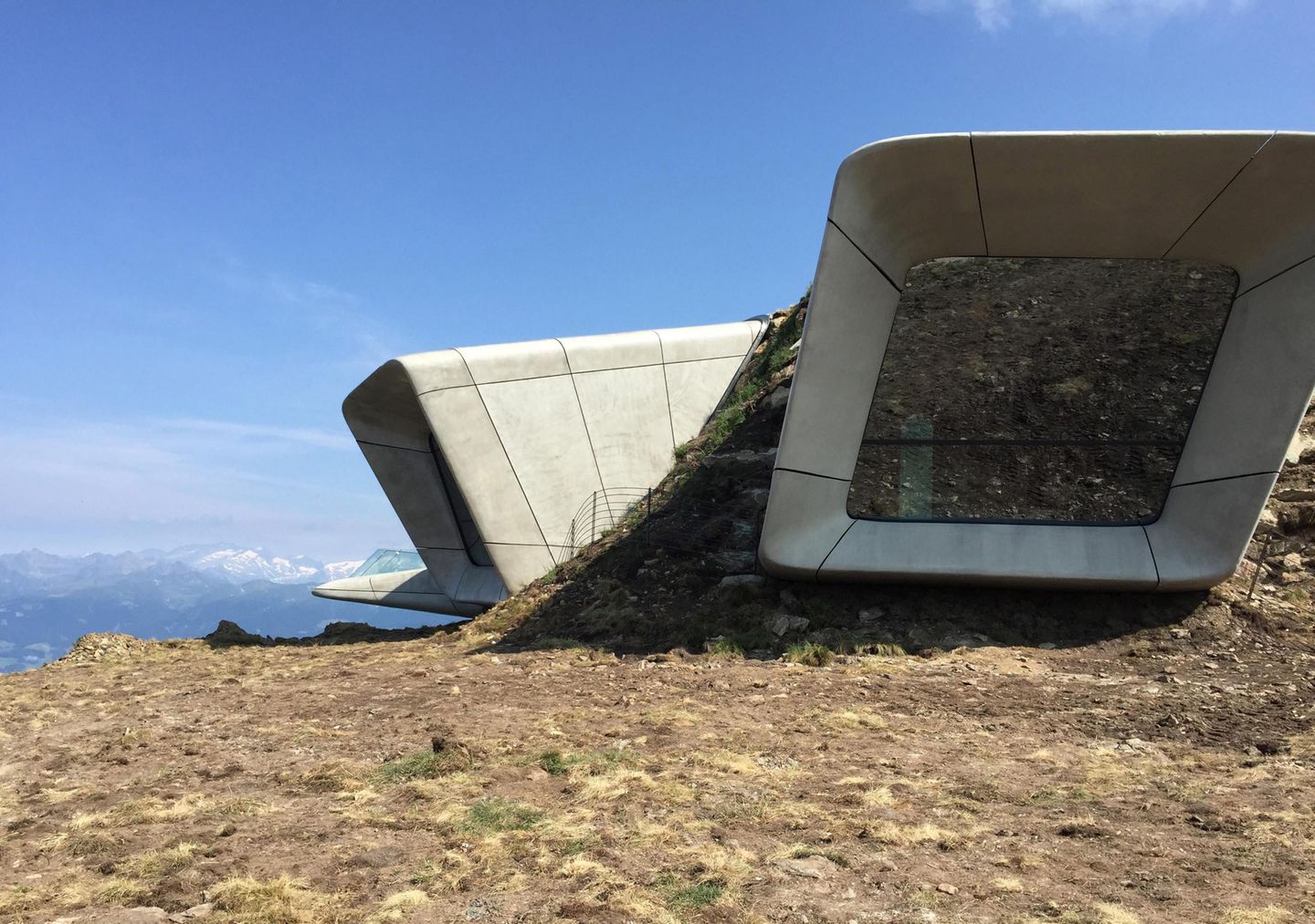 Zu den jüngsten Werken zählt das erst im Juli 2015 eröffnete Messner Mountain Museum auf dem 2275 Meter hohen Kronplatz-Gipfel in Südtirol, ein größtenteils unterirdische Betonkonstruktion.