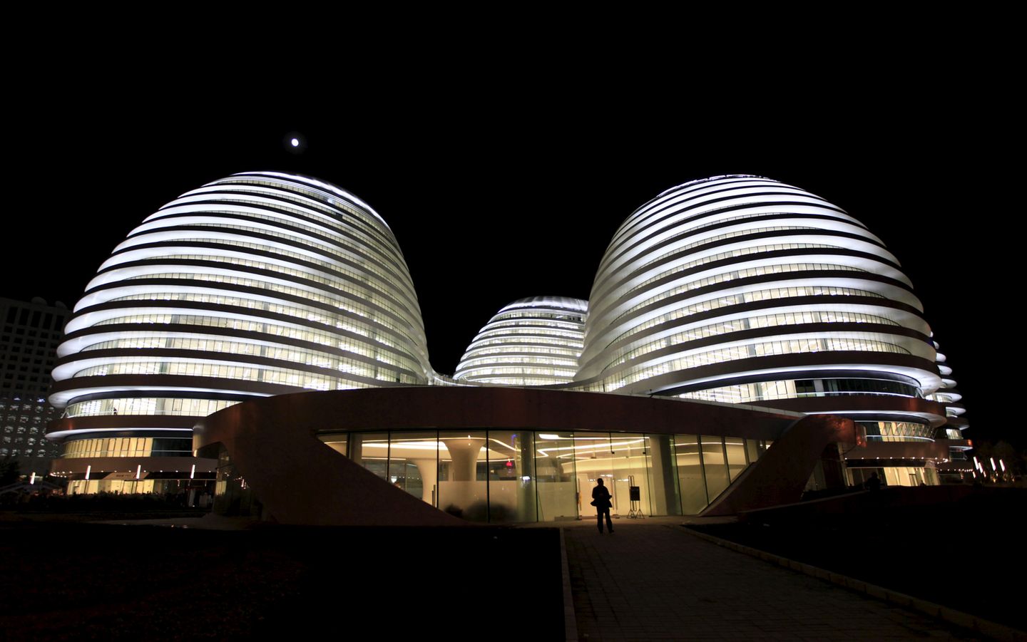 Das Galaxy Soho in Peking ist ein Büro- und Gewerbekomplex aus dem Jaher 2012 mit einer Gesamtnutzfläche von 330.000 Quadratmetern. Im obersten Stockwerk befinden sich Restaurants, Bars und Cafés