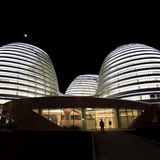 Das Galaxy Soho in Peking ist ein Büro- und Gewerbekomplex aus dem Jaher 2012 mit einer Gesamtnutzfläche von 330.000 Quadratmetern. Im obersten Stockwerk befinden sich Restaurants, Bars und Cafés