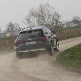 Der Allradantrieb hilft mit Bremseingriffen bei der Kurvenfahrt