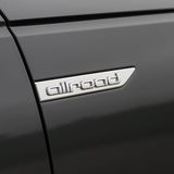 Typenschilder findet man überall am Auto