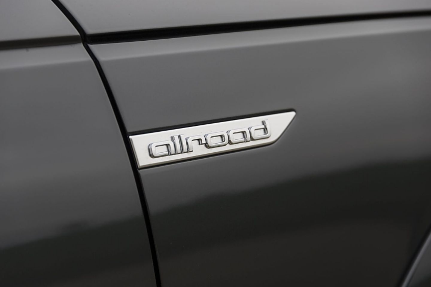 Typenschilder findet man überall am Auto