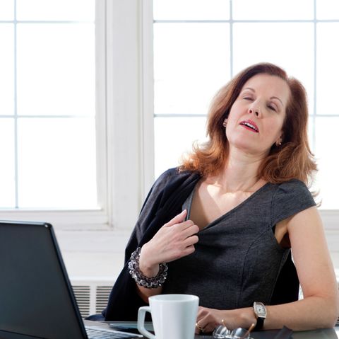 Frau erfreut sich am Wind eines Ventilators