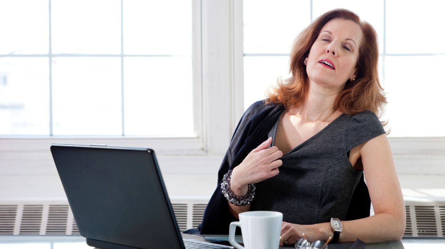 Frau erfreut sich am Wind eines Ventilators