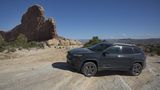 Der Allrad-Antrieb wuchtet den Jeep Cherokee 3.2 über die Steintreppe