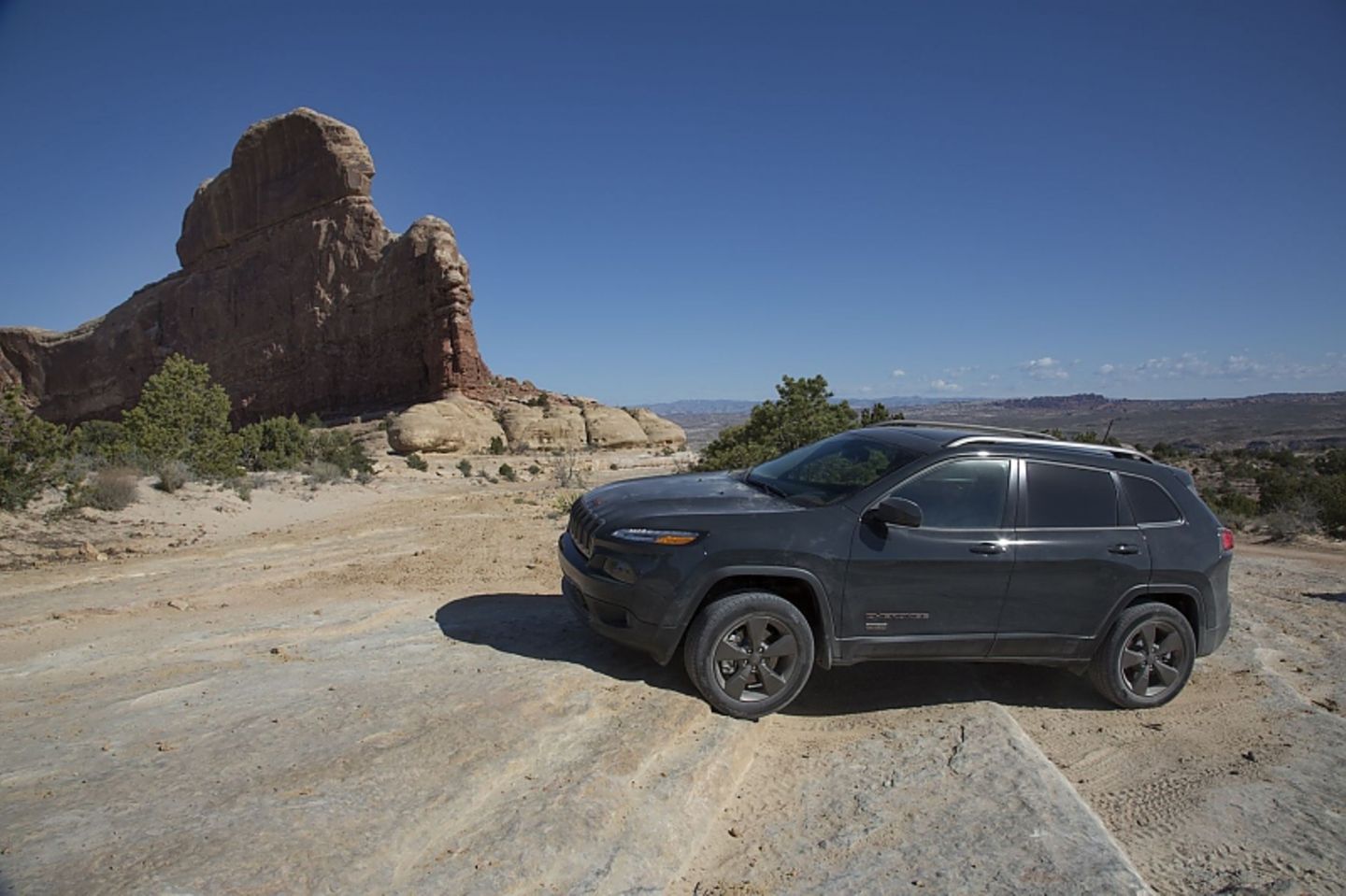 Der Allrad-Antrieb wuchtet den Jeep Cherokee 3.2 über die Steintreppe