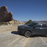 Der Allrad-Antrieb wuchtet den Jeep Cherokee 3.2 über die Steintreppe