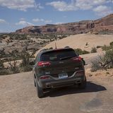 Eine Bergabfahr-Hilfe unterstützt den Fahrer