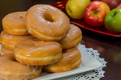 Süße Snacks: Kreisrunder Zuckertraum: Rezept für leckere Apfel-Donuts