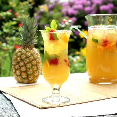 Fit durch den Tag: Die beste Abkühlung an heißen Tagen - leckere Ananas-Zitrus-Limonade