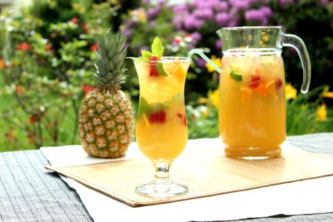 Fit durch den Tag: Die beste Abkühlung an heißen Tagen - leckere Ananas-Zitrus-Limonade