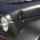 Archaische Verschlüsse an der Motorhaube