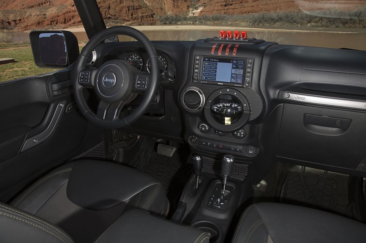 Im Cockpit fällt ein riesiger Kompass auf