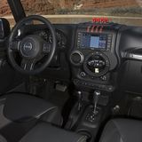 Im Cockpit fällt ein riesiger Kompass auf