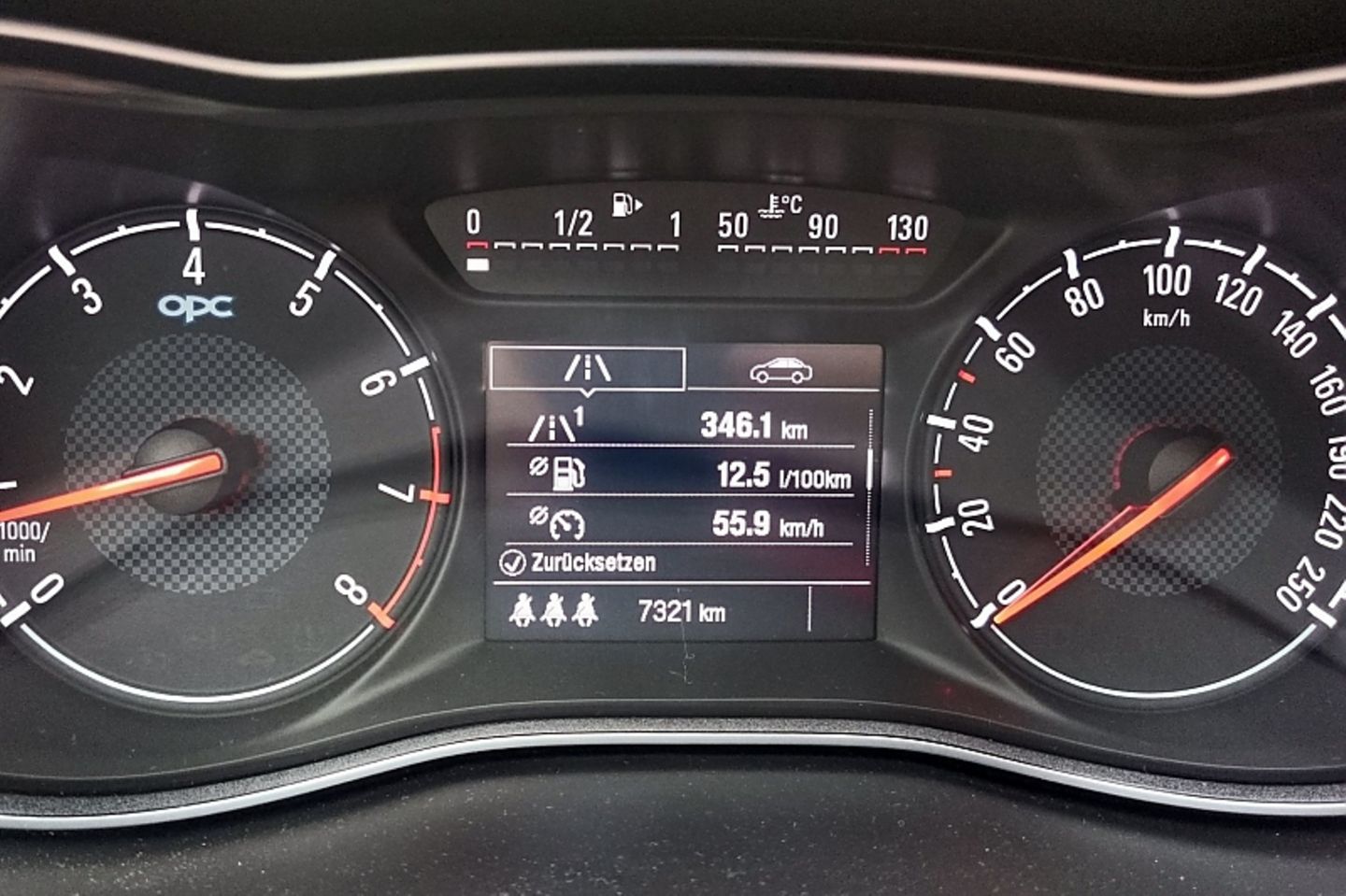 Bei angemessener Fahrweise reicht der Tank keine 400 Kilometer weit.
