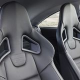 Die Rennsitze bieten einen sehr guten Seitenhalt.