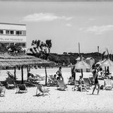 Bild 1 von 11 der Fotostrecke zum Klicken:  An der Platja de Palma im Jahre 1958: Das Hotel San Francisco war 1953 eines der ersten Hotels an der berühmten Uferpromenade. Das Foto ist dem Bildband "Mallorca clássica" von Josep Panas i Montanyà entnommen, der im Heel Verlag erschien.
