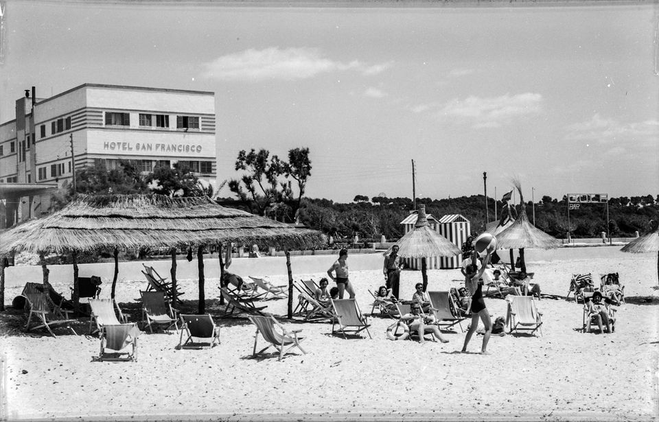 Bild 1 von 11 der Fotostrecke zum Klicken:  An der Platja de Palma im Jahre 1958: Das Hotel San Francisco war 1953 eines der ersten Hotels an der berühmten Uferpromenade. Das Foto ist dem Bildband "Mallorca clássica" von Josep Panas i Montanyà entnommen, der im Heel Verlag erschien.