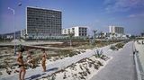 Die Uferpromenade in Cala Millor 1966: Das linke Hotel mit seinen 230 Zimmern gehörte später zur Thomas Cook Gruppe und heißt heute CM Castell de Mar.