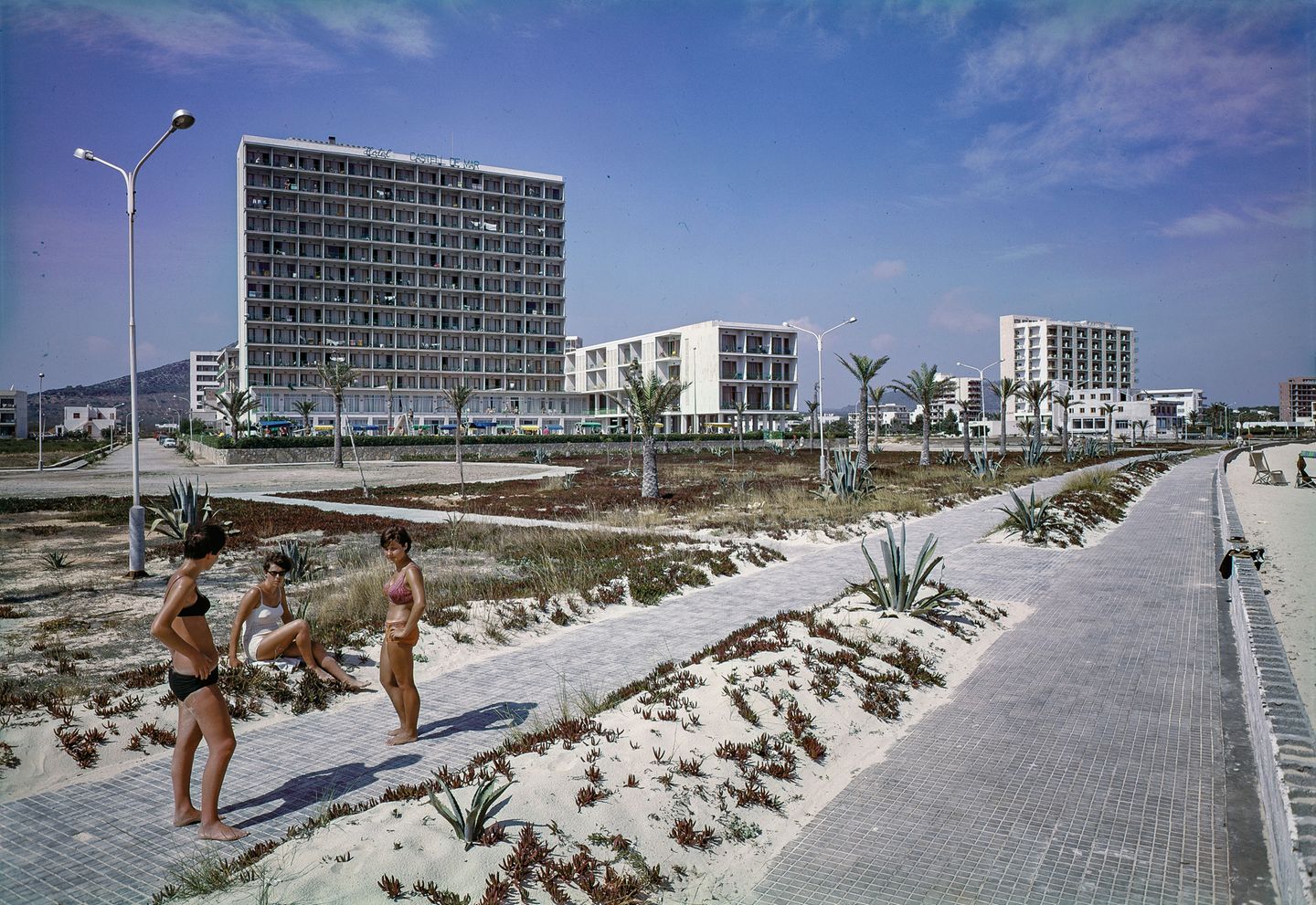 Die Uferpromenade in Cala Millor 1966: Das linke Hotel mit seinen 230 Zimmern gehörte später zur Thomas Cook Gruppe und heißt heute CM Castell de Mar.