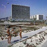 Die Uferpromenade in Cala Millor 1966: Das linke Hotel mit seinen 230 Zimmern gehörte später zur Thomas Cook Gruppe und heißt heute CM Castell de Mar.