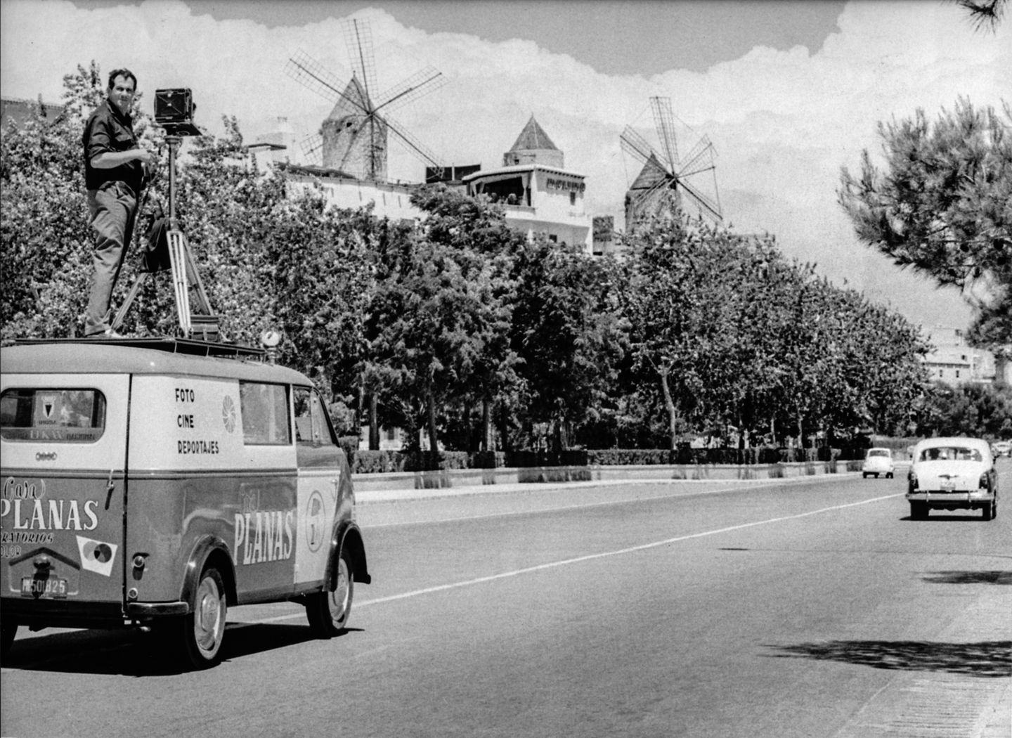 Eine Großformat-Kamera installierte Planas bereits in den frühen 60er Jahren auf dem Dach des Lieferwagens seines Fotogeschäftes. Damit war er den Fotofahrzeugen von Google Street View um Jahrzehnte voraus.