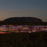 Zu dem farbigen Schauspiel erklingen auch traditionelle Töne aus den Didgeridoo der Aborigines