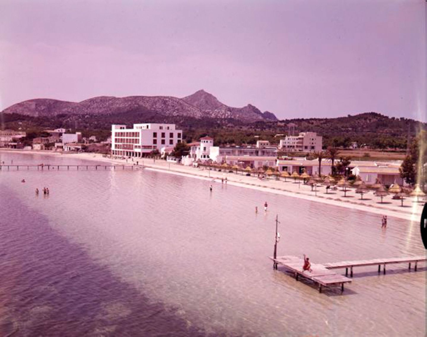 Kaum wiederzuerkennen: Port d’Alcúdia mit dem noch unbebautem Hinterland im Jahre 1968. Nur eine Handvoll Badegäste sind im Wasser