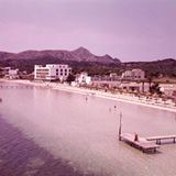 Kaum wiederzuerkennen: Port d’Alcúdia mit dem noch unbebautem Hinterland im Jahre 1968. Nur eine Handvoll Badegäste sind im Wasser