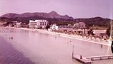 Kaum wiederzuerkennen: Port d’Alcúdia mit dem noch unbebautem Hinterland im Jahre 1968. Nur eine Handvoll Badegäste sind im Wasser