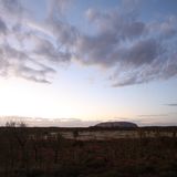 Ort der Installation ist die Wüste vor dem Uluru: Der sich 350 Meter aus der Ebene erhebende Felsen gilt als heiliger Berg der Aborigines