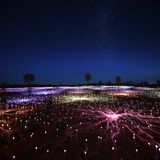 Hier funkeln die Field of Light am Uluru mit dem Sternenhimmel um die Wette. Die Kunstaktion mit den 50.000 Lichtern ist im Herzen Australiens noch bis 31. März 2017 zu sehen.