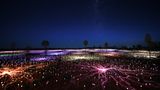 Hier funkeln die Field of Light am Uluru mit dem Sternenhimmel um die Wette. Die Kunstaktion mit den 50.000 Lichtern ist im Herzen Australiens noch bis 31. März 2017 zu sehen.